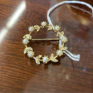 Delicate, vintage gold brooch/broach/lapel pin